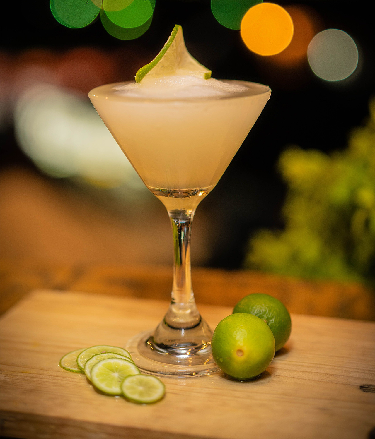 copa coupe con daiquiri sobre fondo negro