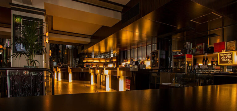 interior de bar de coctelería moderno con iluminación cálida nocturna