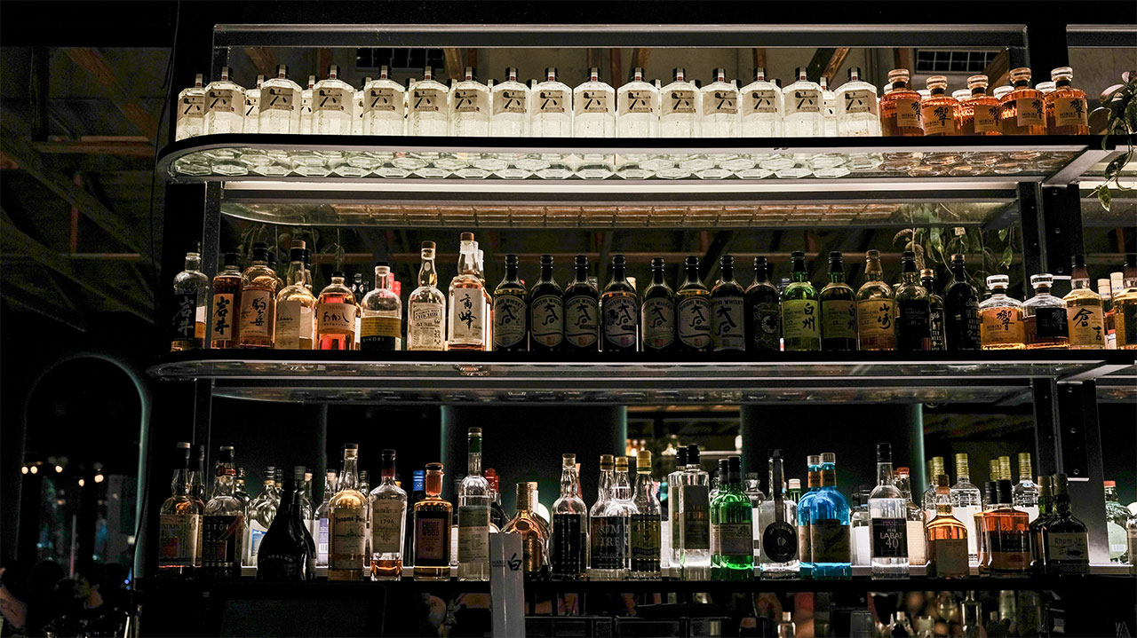 estante de bar minimalista con botellas de espirituosos ordenadas