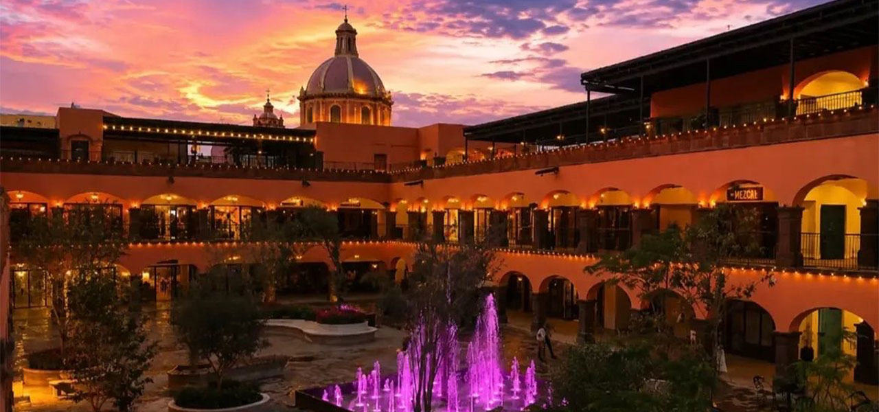 Centro Comercial El Relox en Tequisquiapan al atardecer